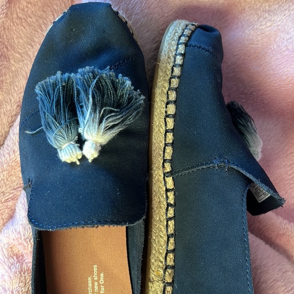 Navy Blue Toms with ombré blue tassel size 8.5. Excellent condition - Picture 2 of 4